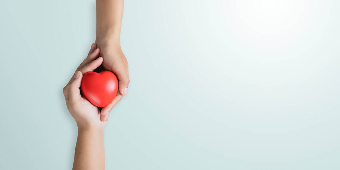 Organspenden schenken schwer kranken Menschen eine neue Perspektive. Eine Wanderausstellung erzählt ganz persönliche Geschichten. / © Getty Images/Deemerwha studio