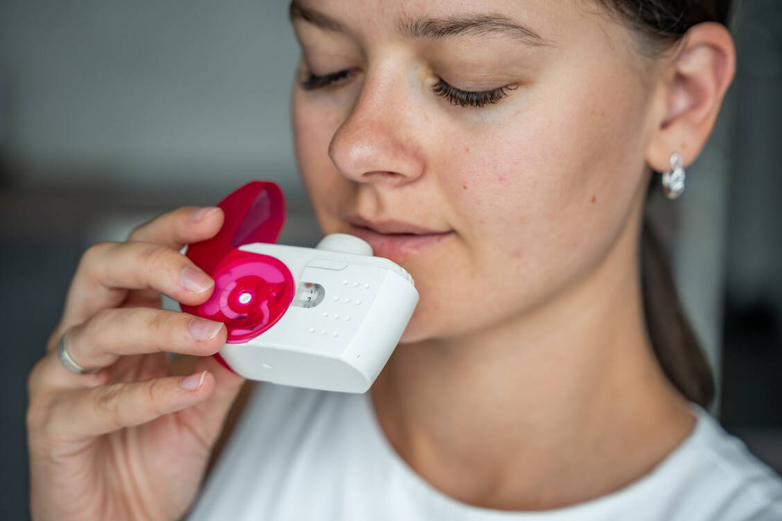 Inhalative Corticosteroide sind wichtig für die Asthmakontrolle und sollen deshalb auch in der Schwangerschaft weiter angewendet werden. / © Adobe Stock/dtatiana