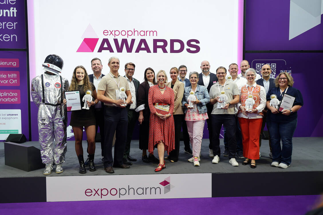 Die Preisträgerinnen und Preisträger der diesjährigen Expopharm Awards 2026 (v. l. mit Awards): Luna Messany, Markus Kirchner, Andrea Prochaska, ein Stellvertreter für Christian Fiedler, Lars Peter Wall, Dr. Inka Krude und Sonja Gruber. / © PZ/Alois Müller