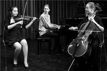 Geigerin Kezhen Wang, Pianist Benedikt Jeschke, Cellistin Rebecca Falk
<p class="fotonachweis">Foto: graphic/and/art</p>