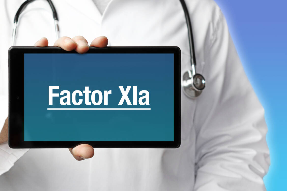 Ein Hemmstoff des aktivierten Faktor XI, also XIa, ist Milvexian. Der oral verfügbare Wirkstoffkandidat hat gerade in einer Phase-II-Studie überzeugen können. / Foto: Adobe Stock/MQ-Illustrations