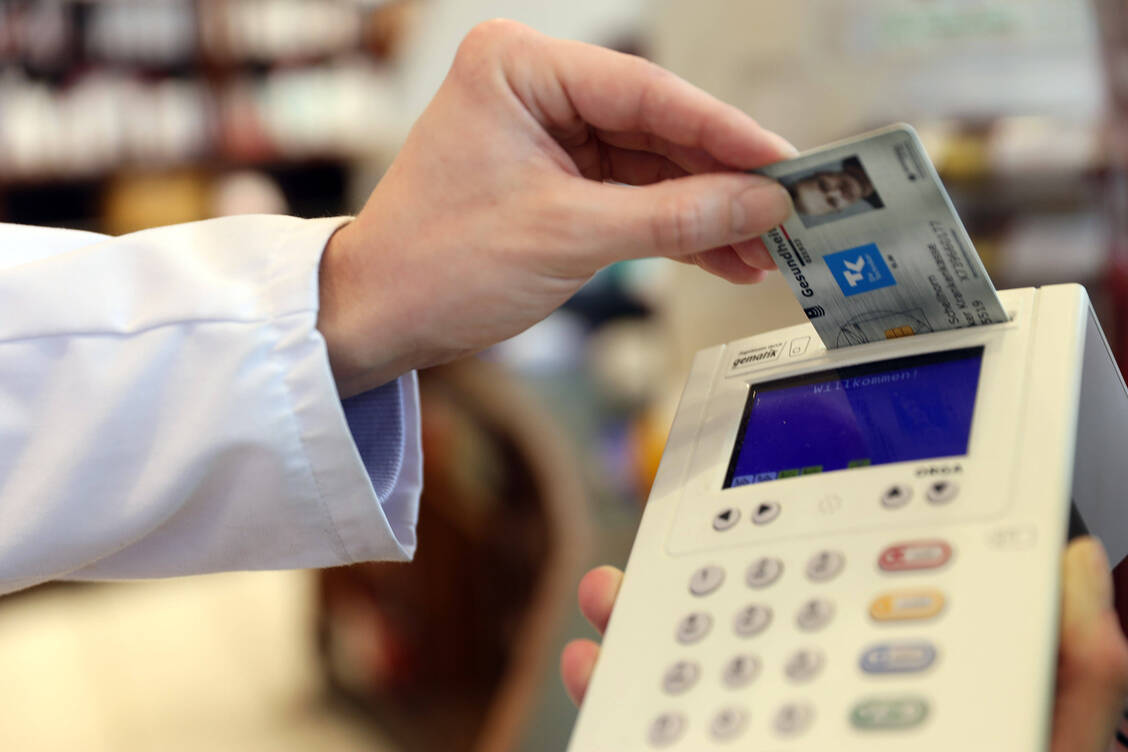 Aus Sicht der Apothekerinnen und Apotheker läuft es mit dem E-Rezept nicht rund. / Foto: IMAGO/Steffen Schellhorn