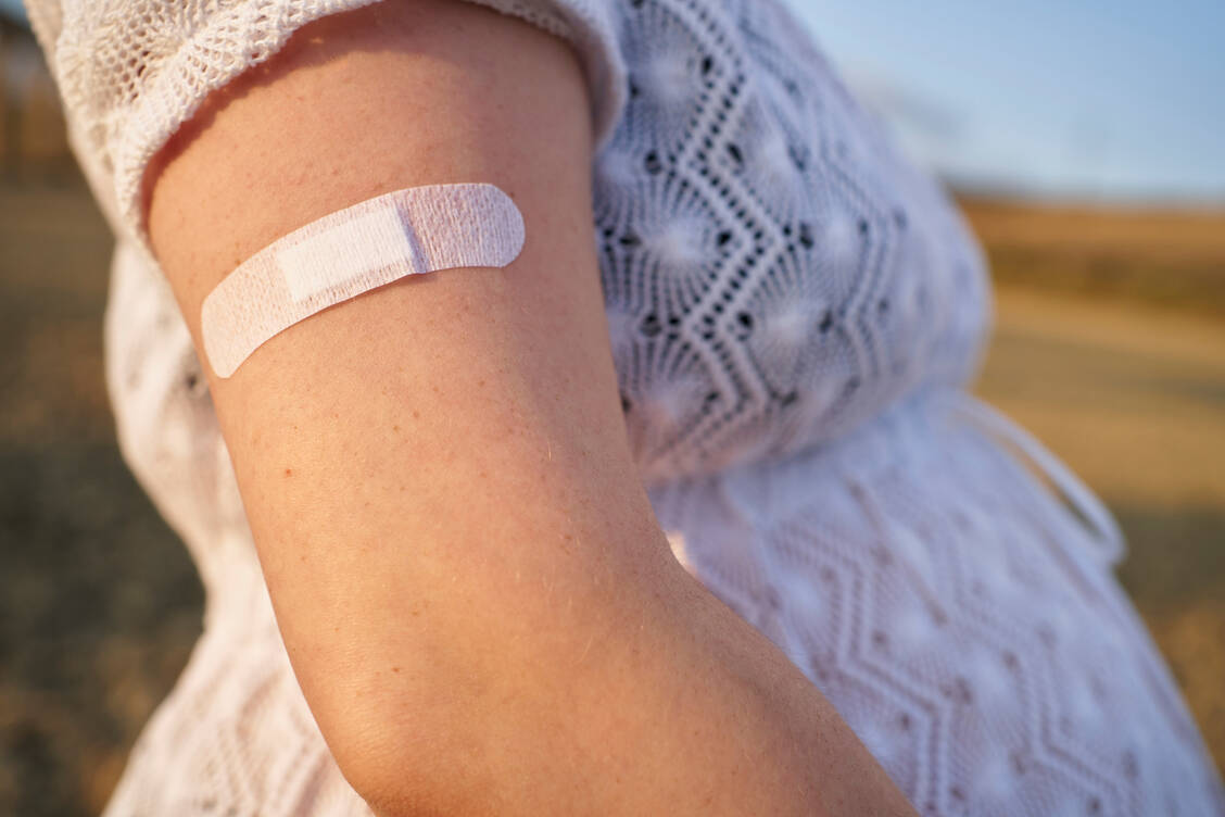 Schwanger vor dem Herbst im Impfen lassen, damit das Neugeborene während der RSV-Saison einen Nestschutz vor dem Virus hat – das ist die Idee hinter der maternalen aktiven Immunisierung. / Foto: Getty Images/aire images
