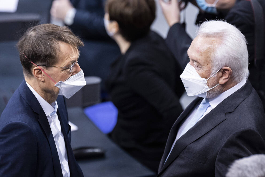 Immer wieder fällt FDP-Vize Wolfgang Kubicki (rechts) durch seine scharfe Kritik an Gesundheitsminister Karl Lauterbach auf.  / Foto: imago images/photothek