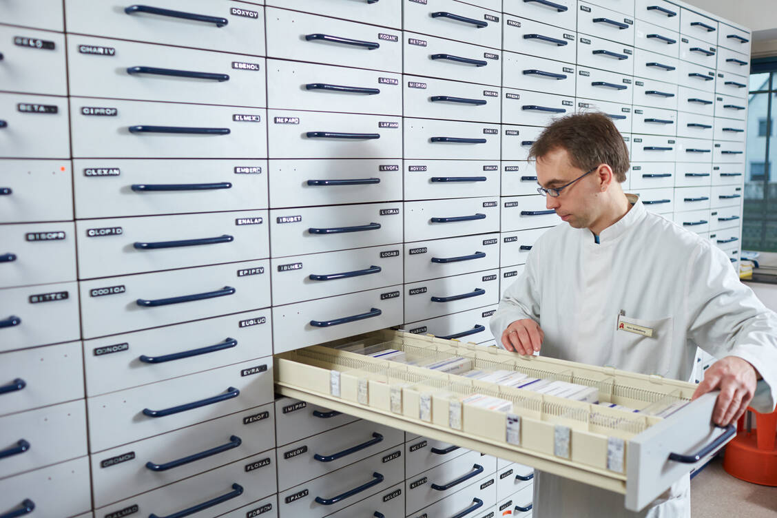 Ersatz gesucht: Immer öfter sind vom Arzt verordnete Medikamente nicht lieferbar. Der Apotheker muss dann nach Ersatzlösungen suchen, um den Patienten versorgen zu können. / Foto: KKH / Christian Wyrwa