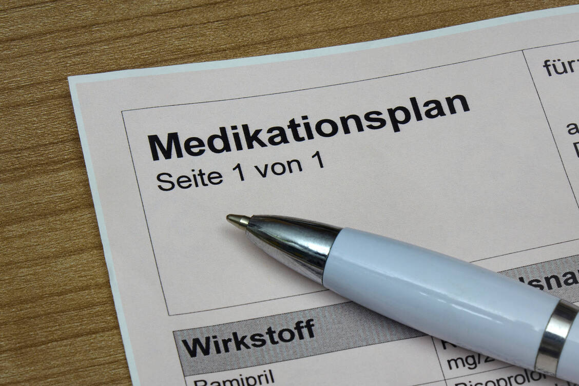 Der bundeeinheitliche Medikationsplan (BMP) wurde vor einigen Jahren eingeführt. Der elektonische Medikationsplan (eMP) ist eine digitale Weiterentwicklung. Für gesetzlich Krankenversicherte soll er zum 15. Juli 2025 eingeführt werden. / © Imago Images/Steinach
