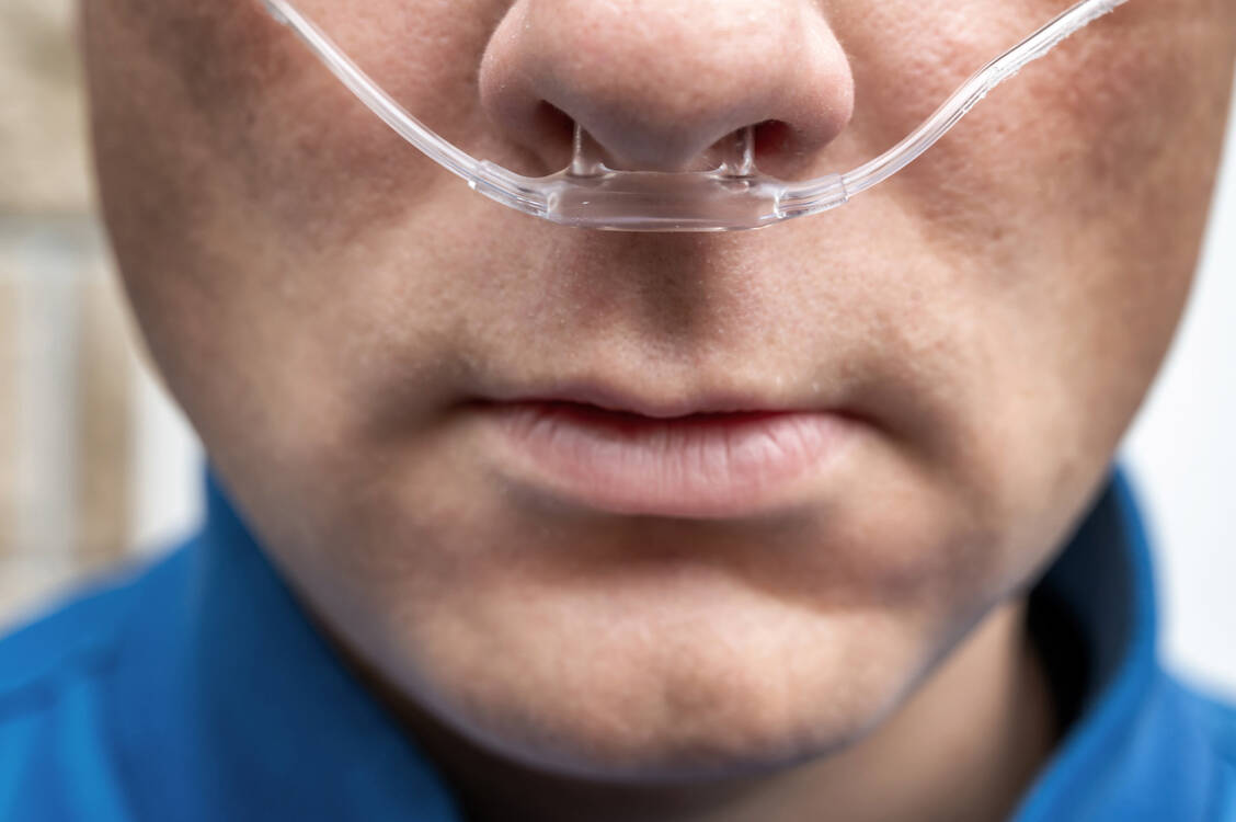 Wenn die Sauerstoffsättigung im Blut deutlich abfällt, brauchen Patienten mit pulmonaler arterieller Hypertonie eine externe Sauerstoffzufuhr. / © Adobe Stock/Ralf Geithe
