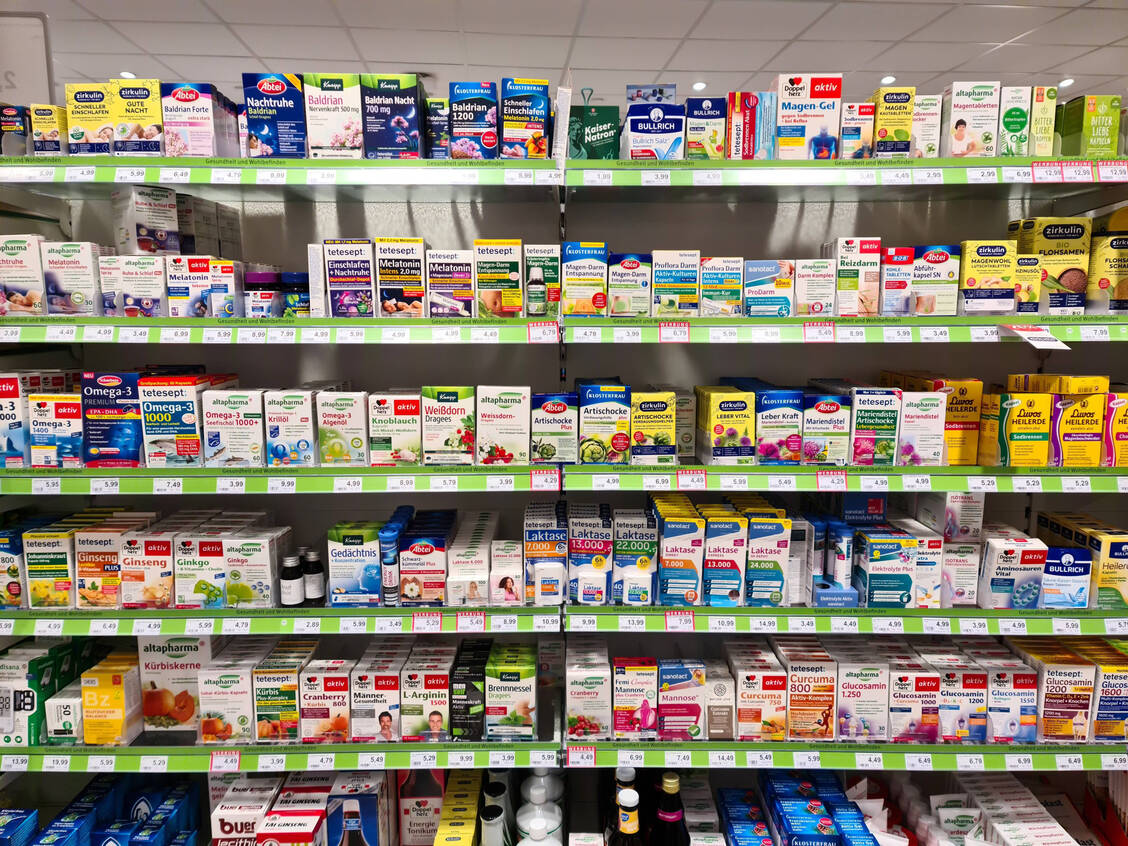 Die Auswahl an Nahrungsergänzungsmitteln in Drogerien ist riesig. Die Werbung für solche Produkte unterliegt einigen Auflagen. / © Imago/Chromorange