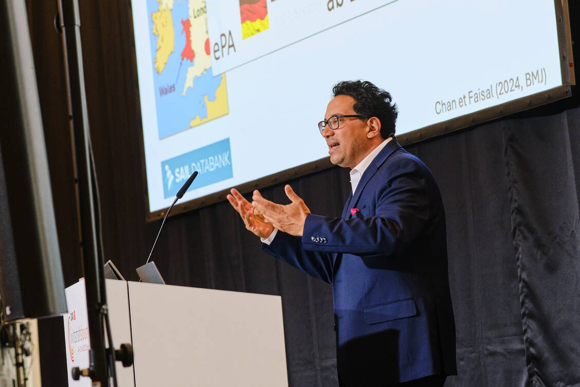 Hat sich dem Thema KI im Gesundheitswesen gewidmet: Professor Aldo Faisal vom Lehrstuhl für Digitale Gesundheit der Universität Bayreuth. / © André Wagenzik