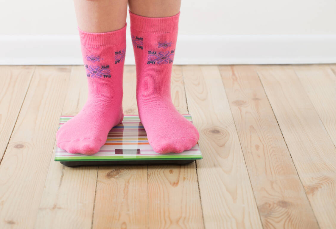 Ausgangsbeschränkungen könnten einen Einfluss auf das Ausmaß von Adipositas bei Kindern und Jugendlichen haben. / Foto: Adobe Stock / Maya Kruchancova