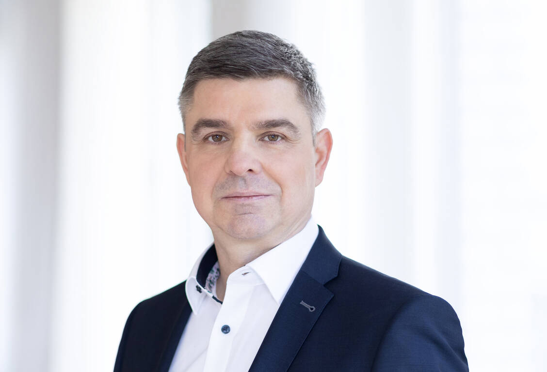»Wir werden das im Dialog mit den anderen Berufsgruppen in der Apotheke und deren Gremien innerhalb der Gewerkschaft konstruktiv begleiten und mitgestalten«, so Adexa-Vorstand Andreas May. / © Adexa/Angela Pfeiffer