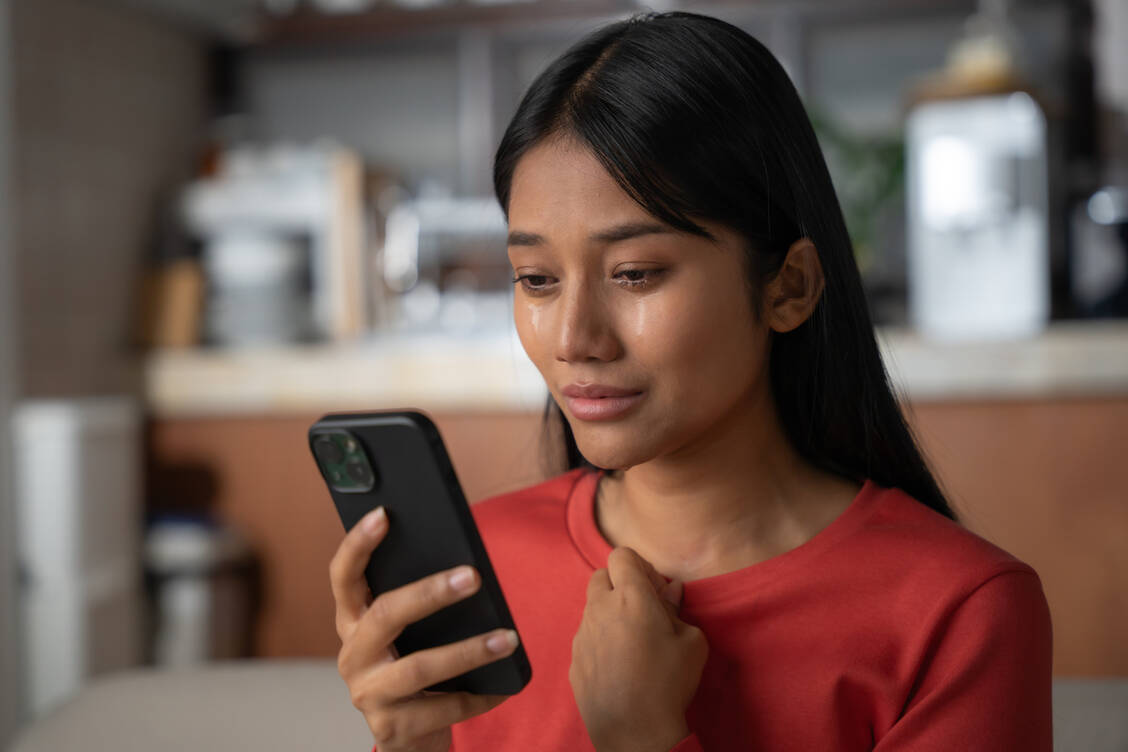 Chatbots werden für viele zum Gesprächspartner bei seelischen Problemen. Doch gerade bei ernsthaften Erkrankungen stoßen die Systeme an Grenzen. / © Shutterstock/Jestercine