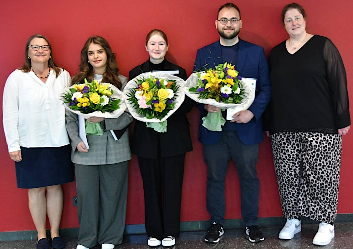 Freuten sich über die Preisverleihung (v.l.n.r.): Beate Olinga (Leiterin PTA-Lehranstalt Essen), Maila Lo Mele, Emma Bester, Lorenz Rösen, Karin Kötters (Leiterin PTA-Fachschule Niederrhein). / © AVNR