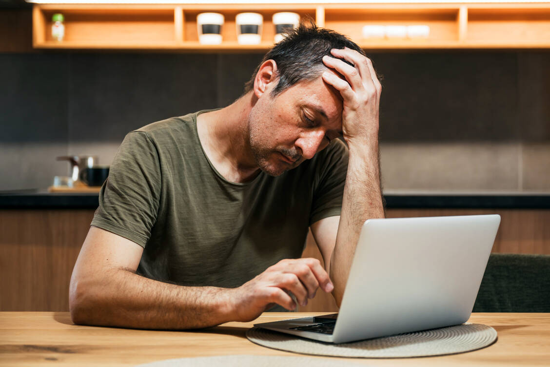 Unspezifische Symptome wie anhaltende Erschöpfung, Energiemangel und Konzentrationsprobleme können einen Hormonmangel anzeigen. / © Shutterstock/Bits And Splits