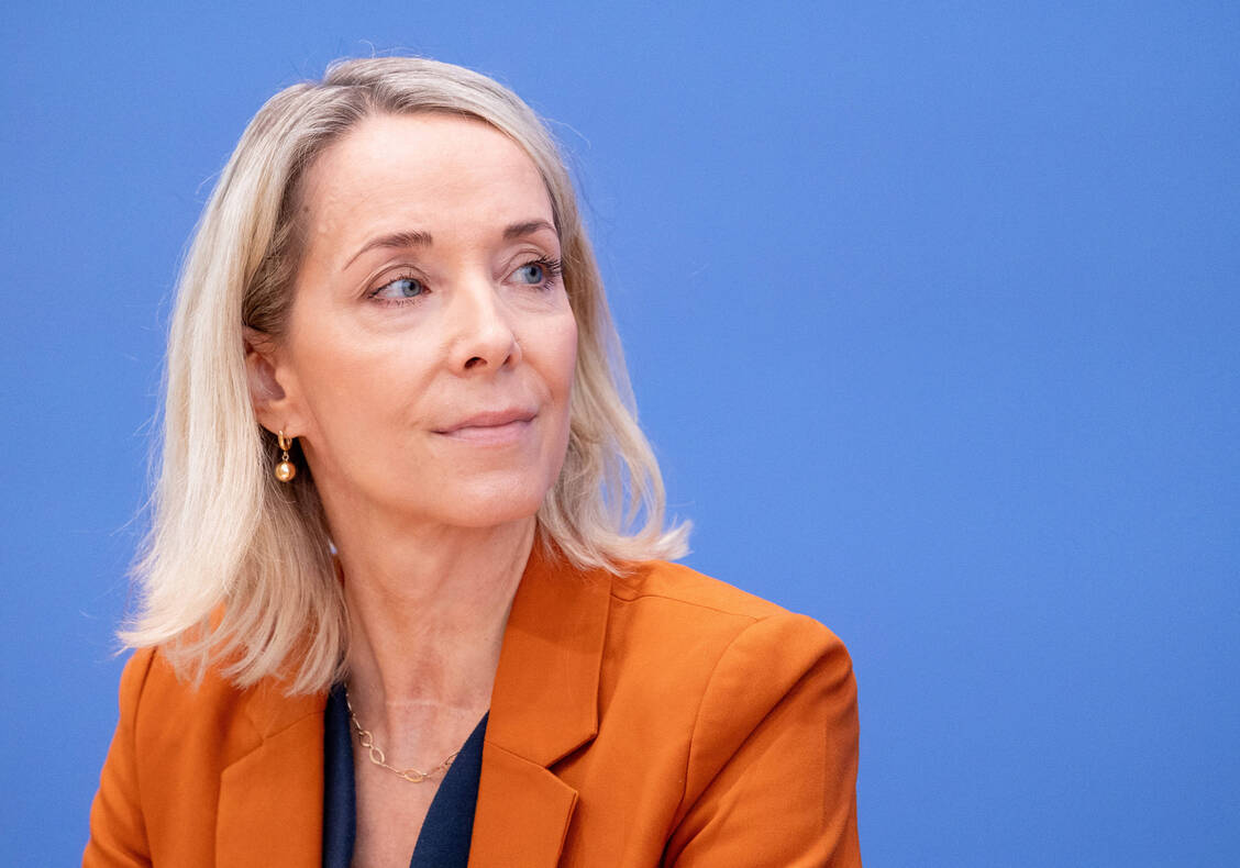 »Es ist nicht gelungen, eindeutig auszuschließen, dass die GKV Standortförderung als Kernanliegen von Industrie- und Wirtschaftspolitik finanziert«, kritisiert die stellvertretende GKV-SV-Vorstandsvorsitzende Stefanie Stoff-Ahnis. / © Imago / Photothek