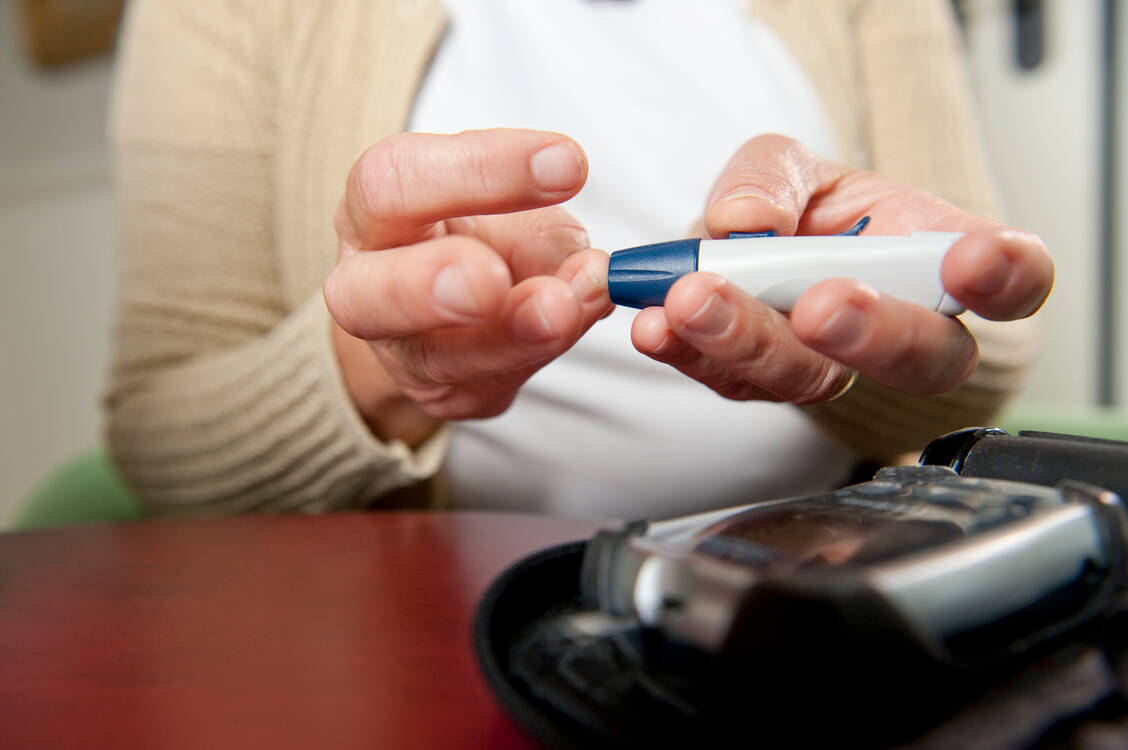 Unter der Therapie mit einem Statin sollte der Blutzuckerspiegel regelmäßig überwacht werden, vor allem, wenn der Patient bereits an Typ-2-Diabetes erkrankt ist. / Foto: Getty Images/Yellowdog Productions