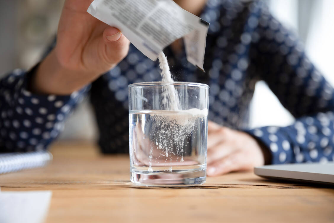 Das Antibiotikum Fosfomycin wird als Einmalgabe eingenommen. / Foto: Adobe Stock/fizkes