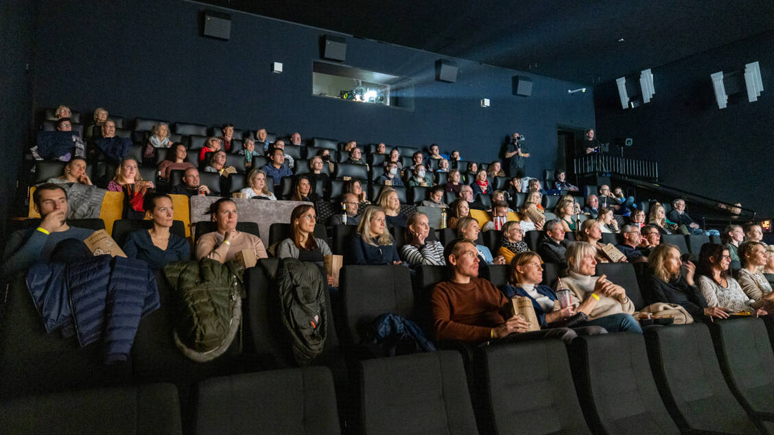 Mehr als 100 Zuschauerinnen und Zuschauer sahen die Premiere der drei neuen WeWi-TV-Spots im Kino. / Foto: AKWL/Leßmann