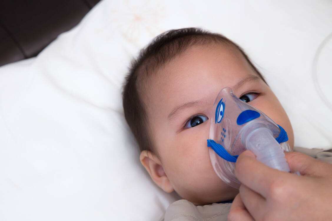 Laut RKI gehören Frühgeborene und Kinder mit pulmonalen Vorerkrankungen zu den Risikopatienten, die schwer an einer RSV-Infektion erkranken können. / Foto: Adobe Stock/vinnstock