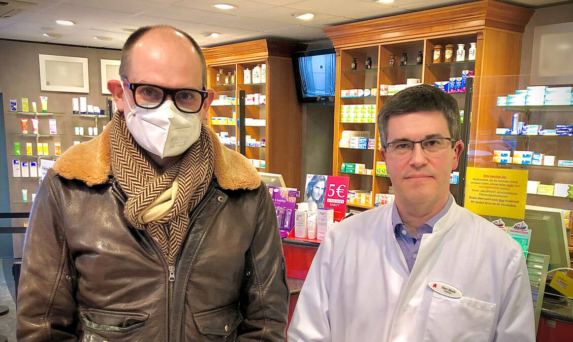 Der Grünen-Bundestagsabgeordnete Janosch Dahmen (links) hat mit Jörg Pesch, Vorsitzender der Bezirksgruppe Hagen im Apothekerverband Westfalen-Lippe, diskutiert, wie das Problem der Arzneimittellieferengpässe zu beheben ist. / Foto: AVWL