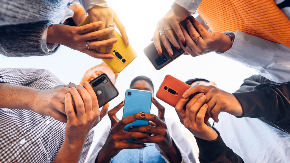Weibliche Jugendliche nutzen zu 94 Prozent das Smartphone, männliche Altersgenossen greifen zu 85 Prozent zum Smartphone, wenn sie ins Internet gehen. / Foto: Getty Images/Kar-Tr