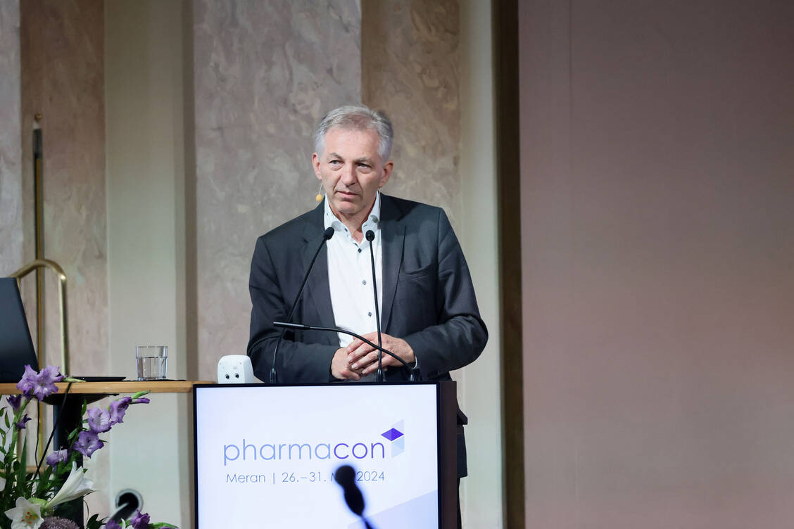 Professor Dr. Dieter Steinhilber von der Universität Frankfurt am Main ging auf die universitäre Lehre und Forschung im Fach Pharmazie ein. / Foto: PZ/Alois Müller