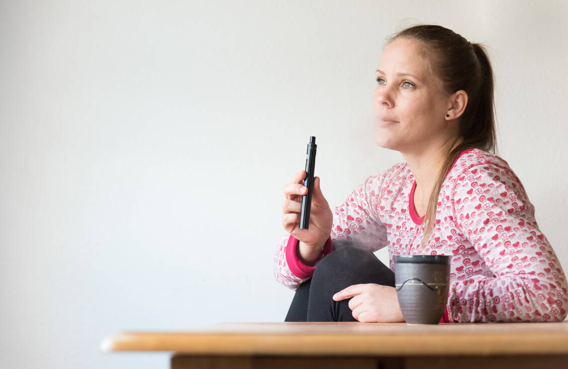 Verdampfen ist bei Jugendlichen und jungen Erwachsenen in den vergangenen Jahren immer beliebter geworden. Über die Langzeitwirkung ist noch nicht viel bekannt. / Foto: Gettty Images/harpazo_hope