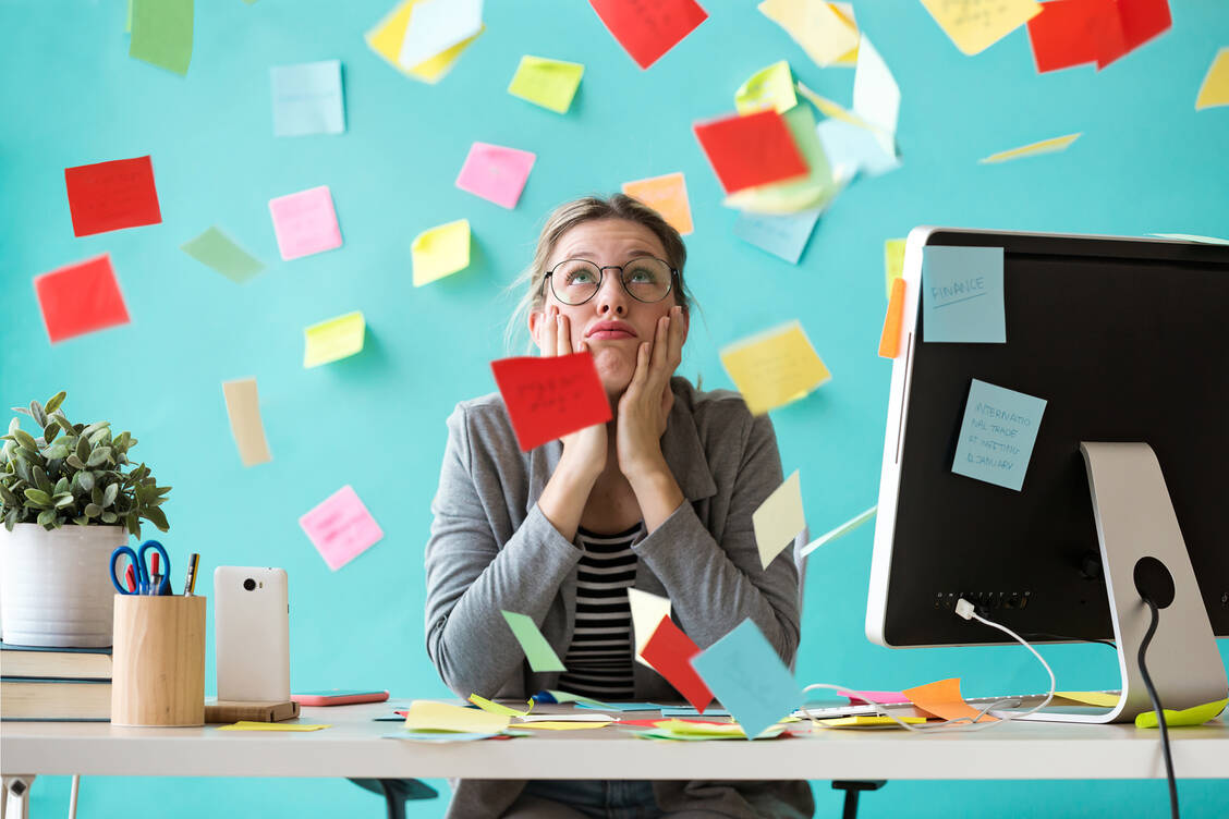 Wer nicht nur im Job, sondern auch privat zu vielen Erwartungen entsprechen will, landet schnell im Burnout. / Foto: Adobe Stock/nenetus