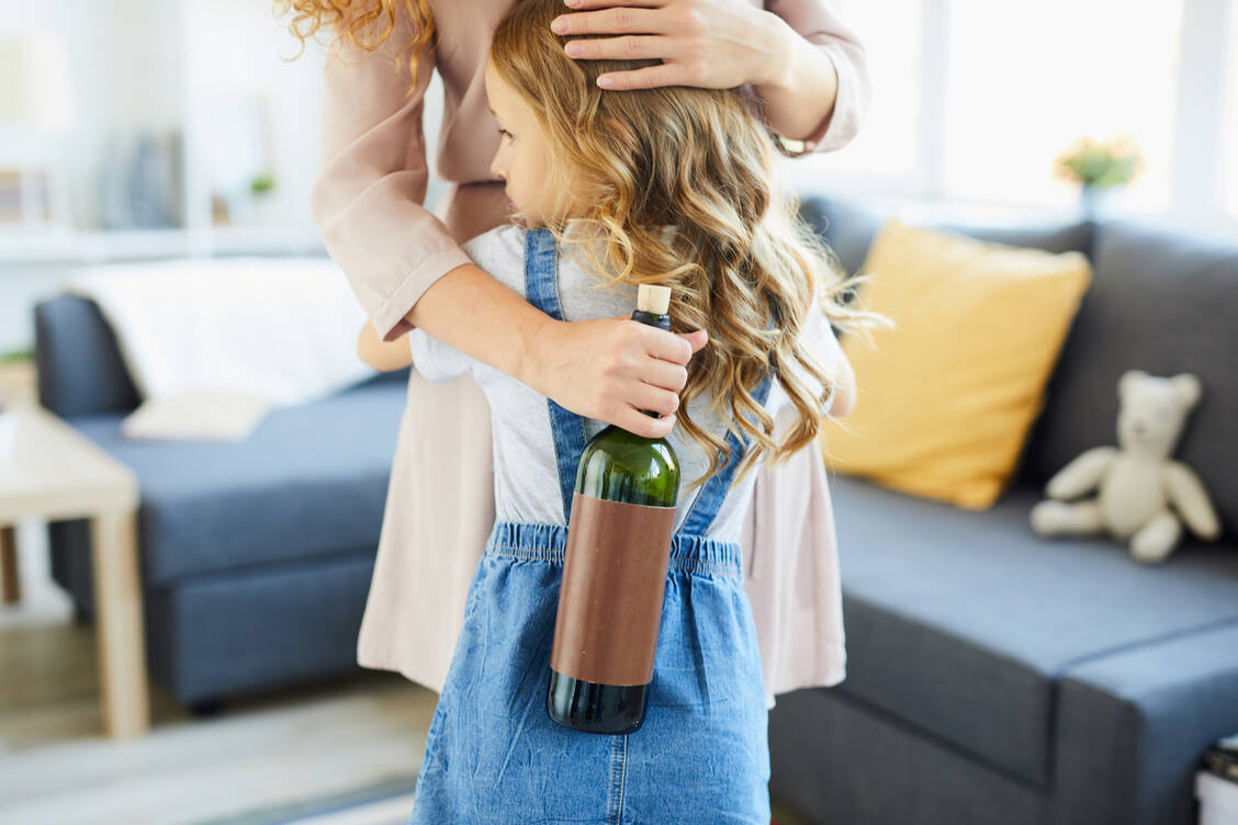 Kinder von Alkoholabhängigen haben ein vierfach höheres Risiko, ebenfalls abhängig zu werden, als Kinder aus einer nicht alkoholkranken Familie. / Foto: Adobe Stock/pressmaster
