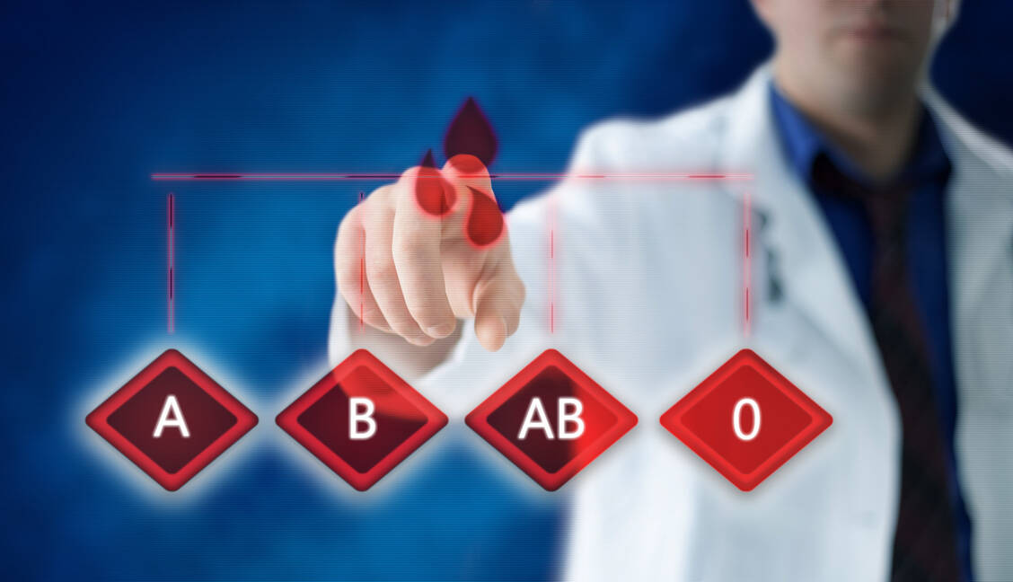 Das klassische AB0-System unterscheidet vier Blutgruppen; hinzu kommt der Rhesusfaktor.  / © Adobe Stock/Cherries
