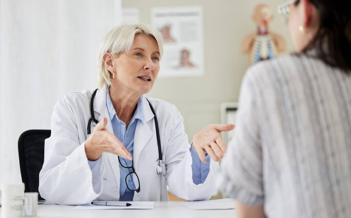 Aufklärung ist die Basis einer sicheren oralen Therapie. / © Adobe Stock/Siphosethu F/peopleimages.com