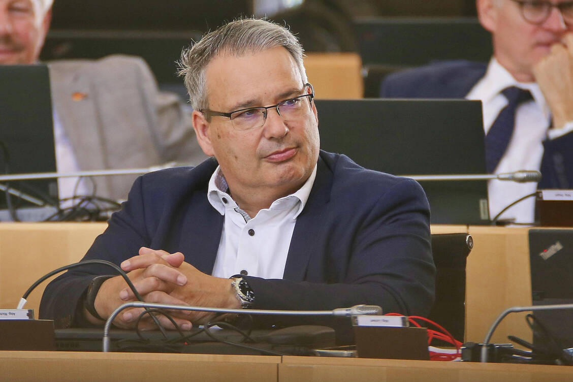 »Unter den vier Fragen, die wir nun zusätzlich behandeln werden, sind auch zwei sehr wichtige, nämlich die nach Impfnebenwirkungen und die nach der Überlastung des Gesundheitswesens«, sagte Volker Richter (AfD) bezüglich des hessischen Corona-Untersuchungsausschusses. / © IMAGO/dts Nachrichtenagentur