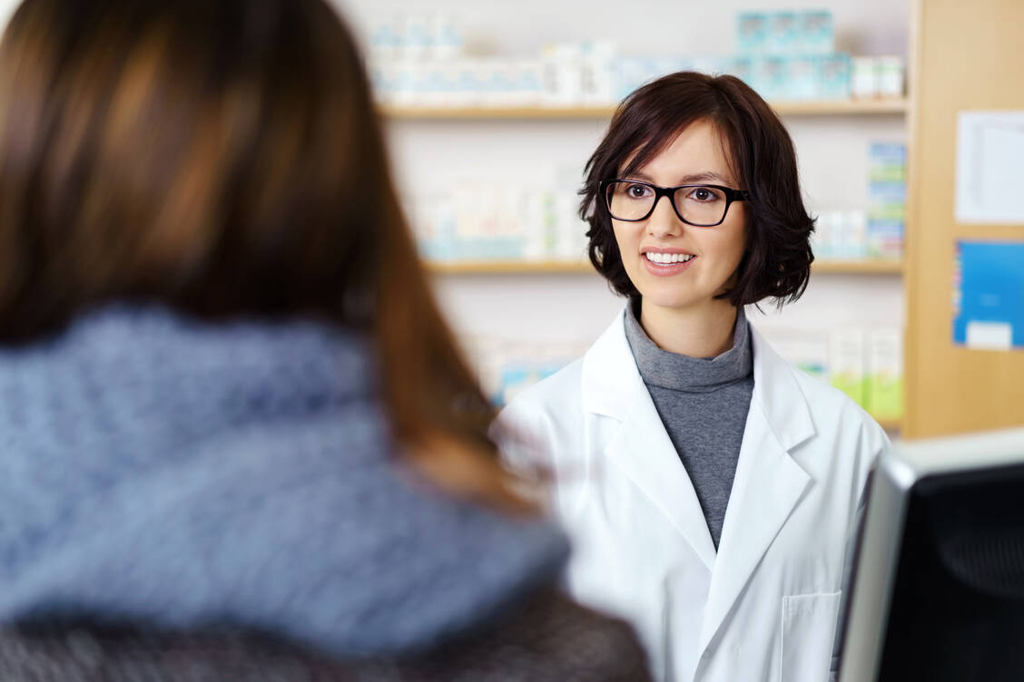 Qualitätssicherung auf Augenhöhe: Der Pseudo Customer bewertet das Beratungsgespräch und gibt der Apotheke Feedback. / © Adobe Stock/contrastwerkstatt