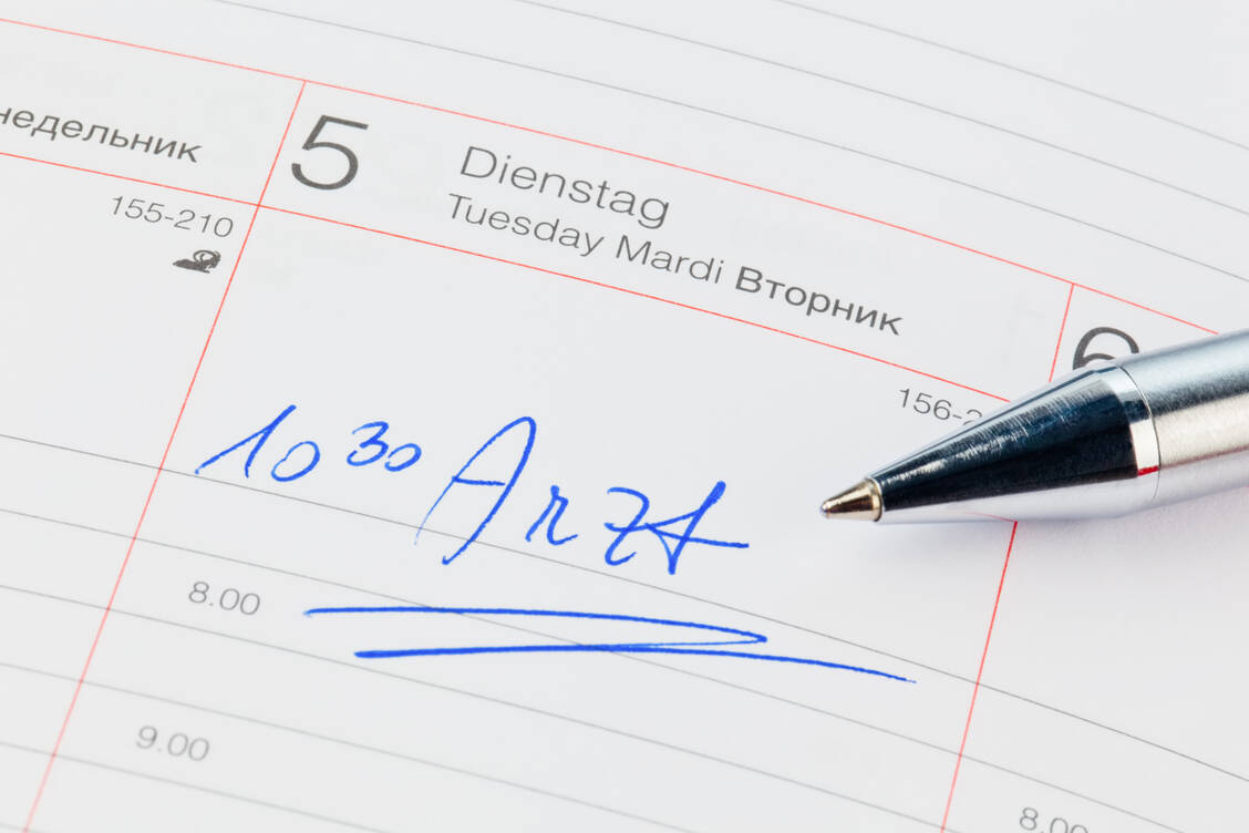 Alle paar Wochen zwei Injektionen beim Arzt statt täglich Tabletten schlucken: Die gute Planbarbeit der HIV-Therapie mit Cabotegravir plus Rilpivirin macht sie wahrscheinlich vor allem für pillenmüde Patienten attraktiv. / Foto: Adobe Stock/Gina Sanders