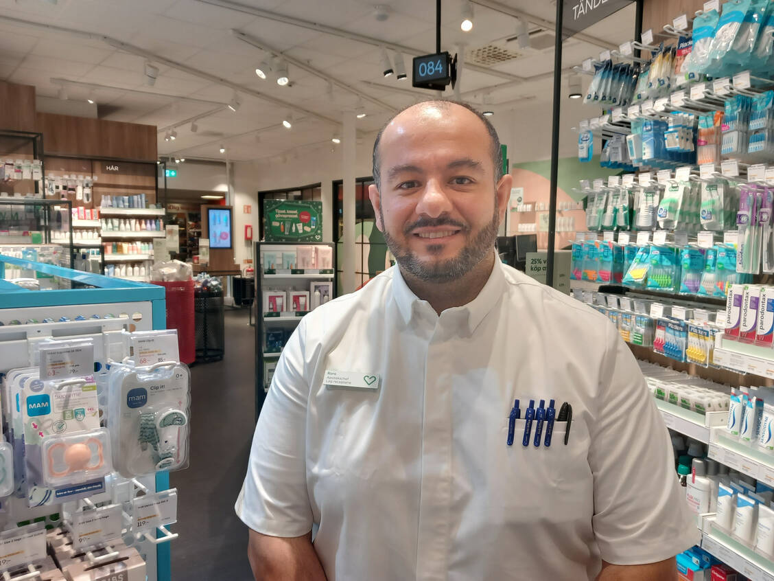 Roro Wirlander Beydoun leitet die »Apotek Hjärtat« in Örebro, Schweden. Um unfreiwilliger Einsamkeit entgegen zu wirken, hat er das Projekt »Vänvård« angestoßen.  / © Amanda Barsom