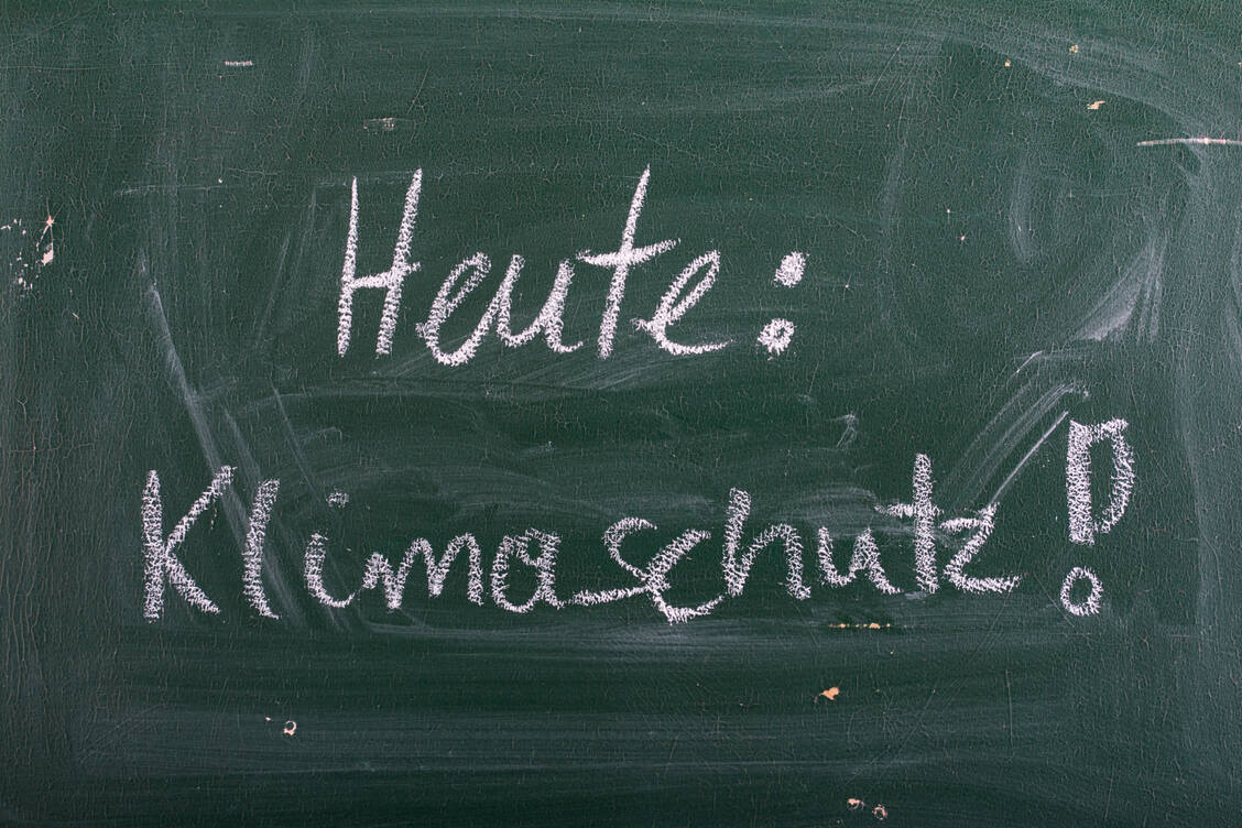 An einigen Universitäten ist das Thema Klima bereits im Pharmaziestudium angekommen. Der BPhD möchte nun einen Überblick gewinnen. / Foto: Adobe Stock/Chris