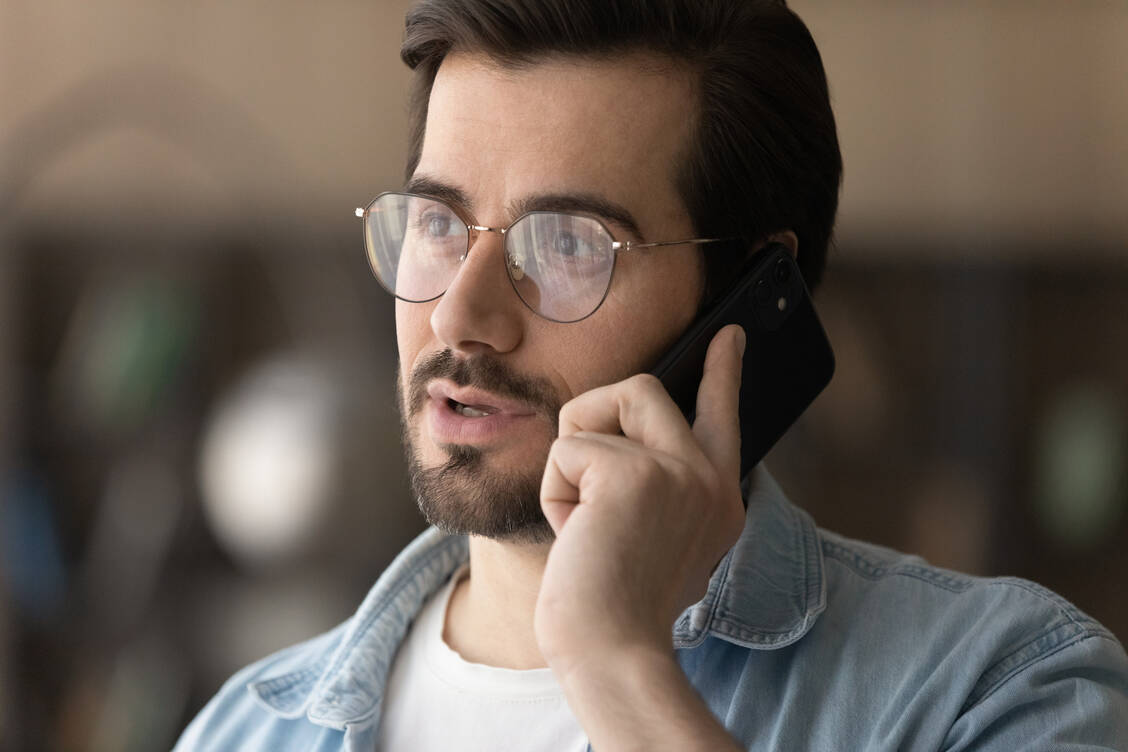 Handys sind von elektromagnetischen Feldern umgeben. Einer Studie zufolge erhöht häufiges Telefonieren mit dem Handy das Risiko für Hirntumoren aber nicht. / Foto: Adobe Stock/fizkes