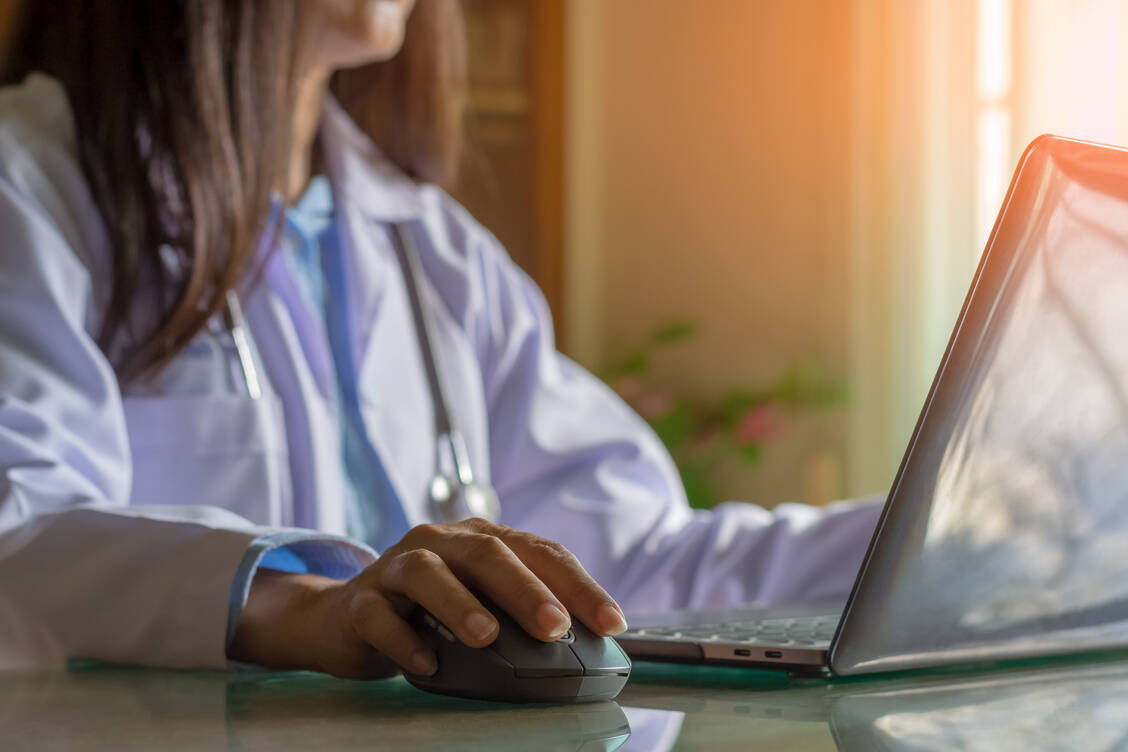 Um künftig Kommunikation zwischen Heilberuflern, aber auch digitale Dienstleistungen für Patienten stärker zu ermöglichen, soll auch die Interoperabilität zwischen Systemen verbessert und standardisiert werden. / Foto: Adobe Stock/PC-Prod