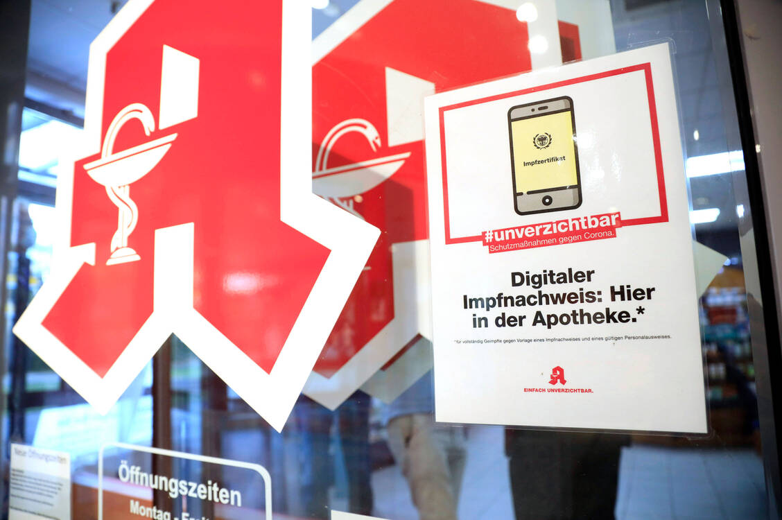 Im Februar werden Apotheken zahlreichen Kunden voraussichtlich neue Booster-Zertifikate ausstellen müssen.  / Foto: Imago Images/Future Image