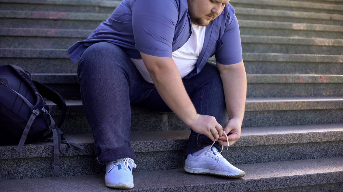 Für Patienten mit einem Body-Mass-Index (BMI) über 40 oder einem BMI über 35 plus adipositasbedingten Begleiterkrankungen kommt eine Adipositas-Chirurgie infrage. / Foto: Adobe Stock/motortion