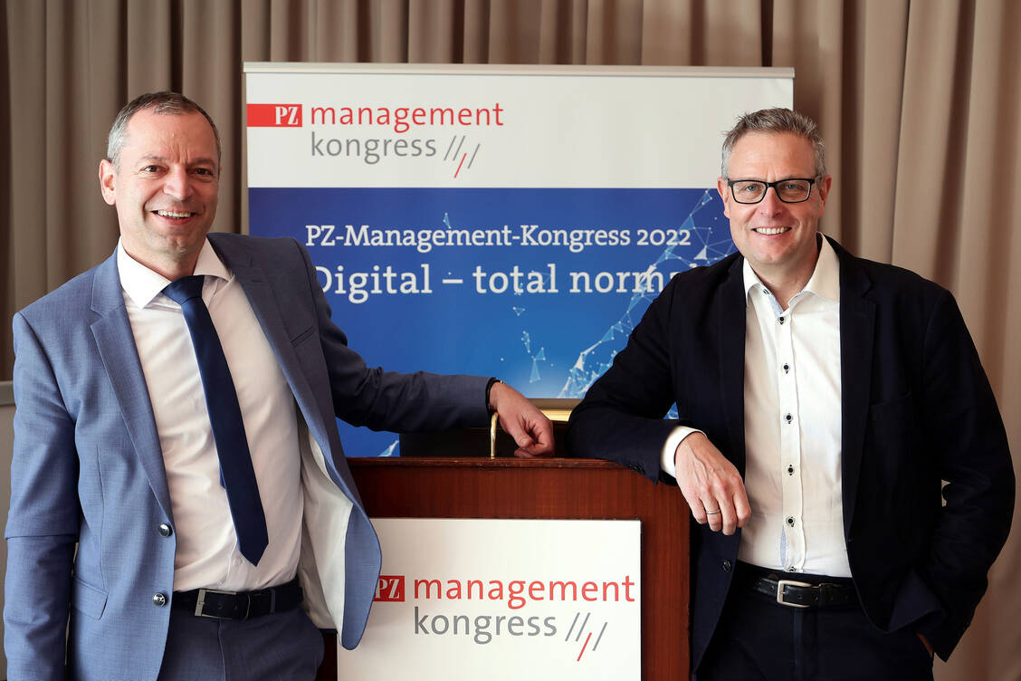 Zwei umtriebige ehemalige Apothekenleiter, die den Berufsstand in puncto pharmazeutische Dienstleistungen voranbringen wollen: Dr. Alexander Ravati (links) und Ulrich Brunner. / Foto: PZ/Alois Müller