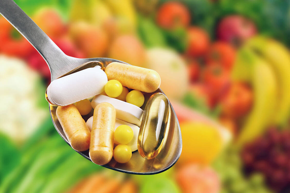 Auch die Parfümeriekette Douglas bringt sich immer stärker in den Gesundheitsmarkt ein, zum Beispiel mit Nahrungsergänzungsmitteln. / Foto: Shutterstock/ronstik
