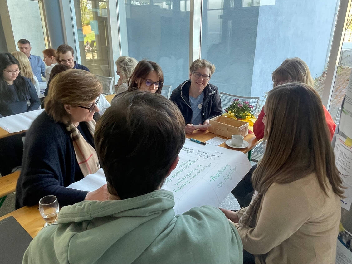 Teamwork im Studium: AMTS-Studierende bei einer Gruppenaufgabe im Pharmazeutischen Institut der Universität Bonn. / Foto: Ulrich Jaehde