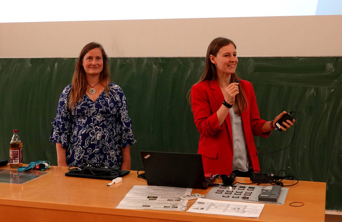 Die beiden Juniorprofessorinnen Dr. Clara Schoeder (links) und Dr. Christina Lamers führten durch das Programm. / Foto: Christa Kühnelt