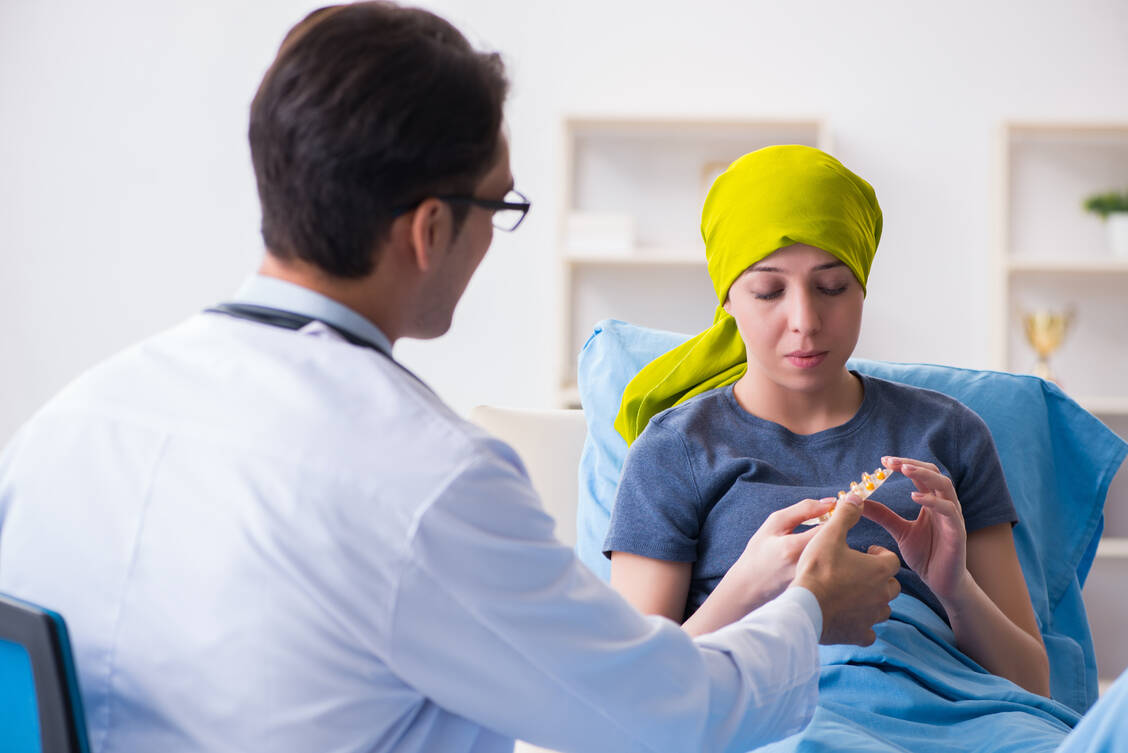 Brustkrebspatientinnen sollten bei Nebenwirkungen ihrer Therapie nicht eigenmächtig die Medikation ändern oder zu OTC-Präparaten greifen, sondern Therapieänderungen mit ihrem Arzt besprechen. / Foto: Adobe Stock/Elnur Amikishiyev
