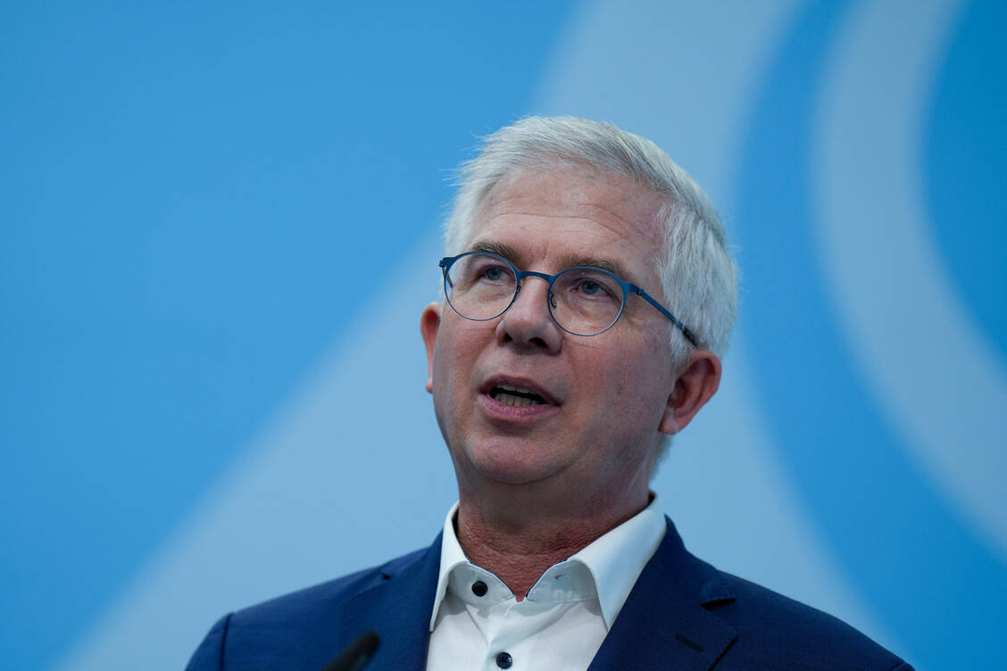 Im Fokus müsse die Expertise der Apothekerinnen und Apotheker stehen, die bestehenden Strukturen müssten gezielt weitentwickelt, so Ullmann. / © IMAGO/Bernd Elmenthaler