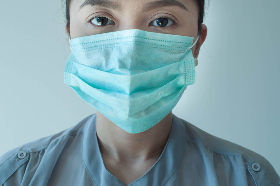 Der Mund-Nasen-Schutz, auch OP-Maske genannt, schützt den Träger nur unzureichend. Er soll vielmehr die Umgebung des Trägers schützen und ist daher für Infizierte geeignet. / Foto: Getty Images/Karl Tapales