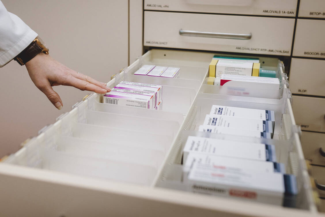 96 Prozent der befragten Apothekeninhaberinnen und -inhaber klagten über kurzfristige und unerwartete Lieferengpässe. / © IMAGO/Eibner Europa