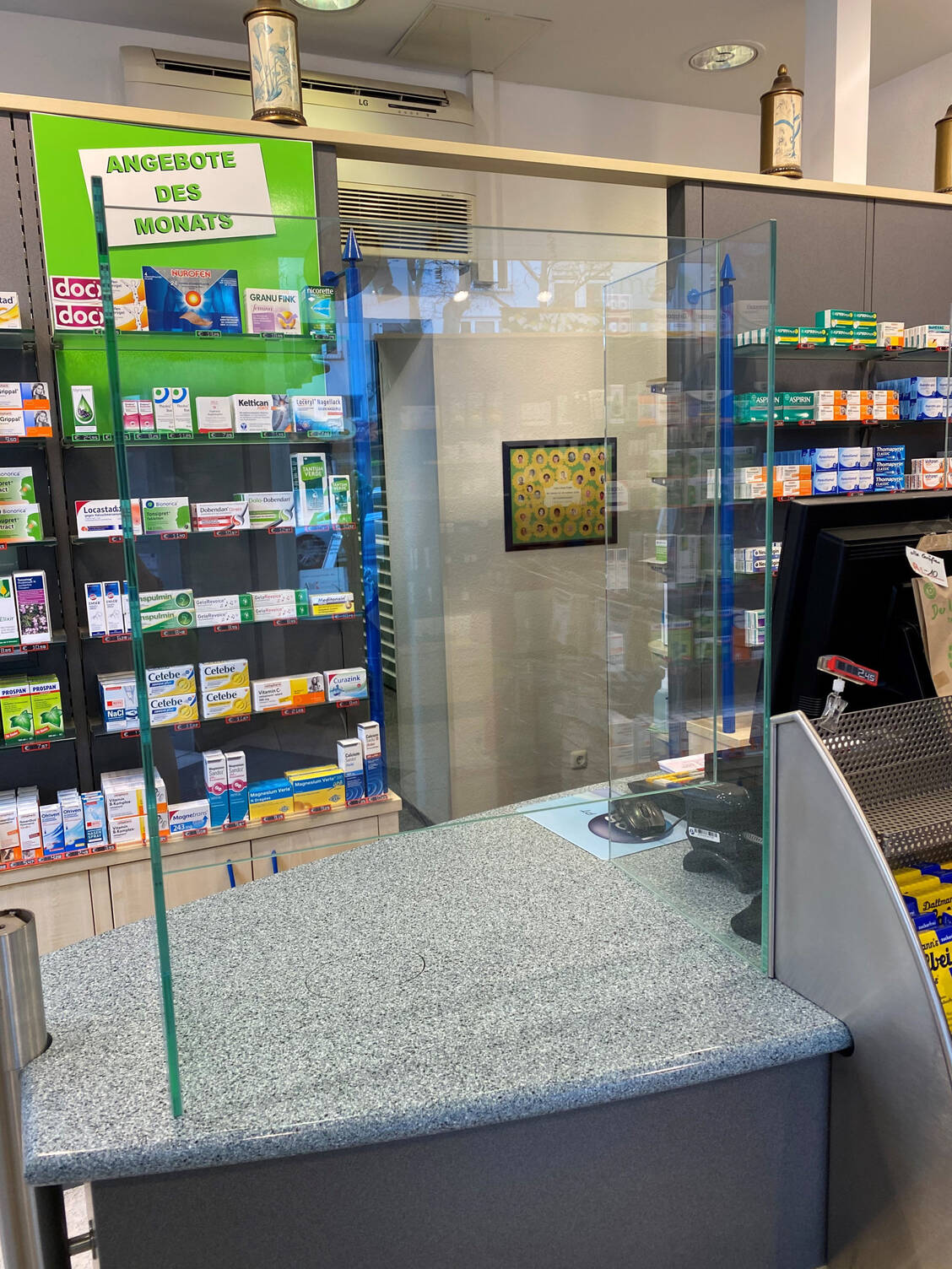 Durch Aufsteller aus Plexiglas auf dem HV-Tisch können Apotheker in der Offizin das Ansteckungsrisiko des Personals senken. / Foto: Ursula Funke