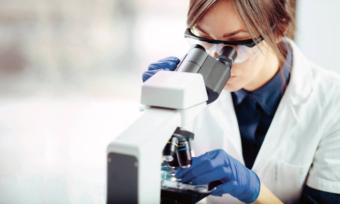 Sowohl bei Mycosis fungoides als auch beim Sézary-Syndrom sieht der Arzt im Blut des Patienten charakteristische entartete Zellen. / Foto: Shutterstock/Likoper